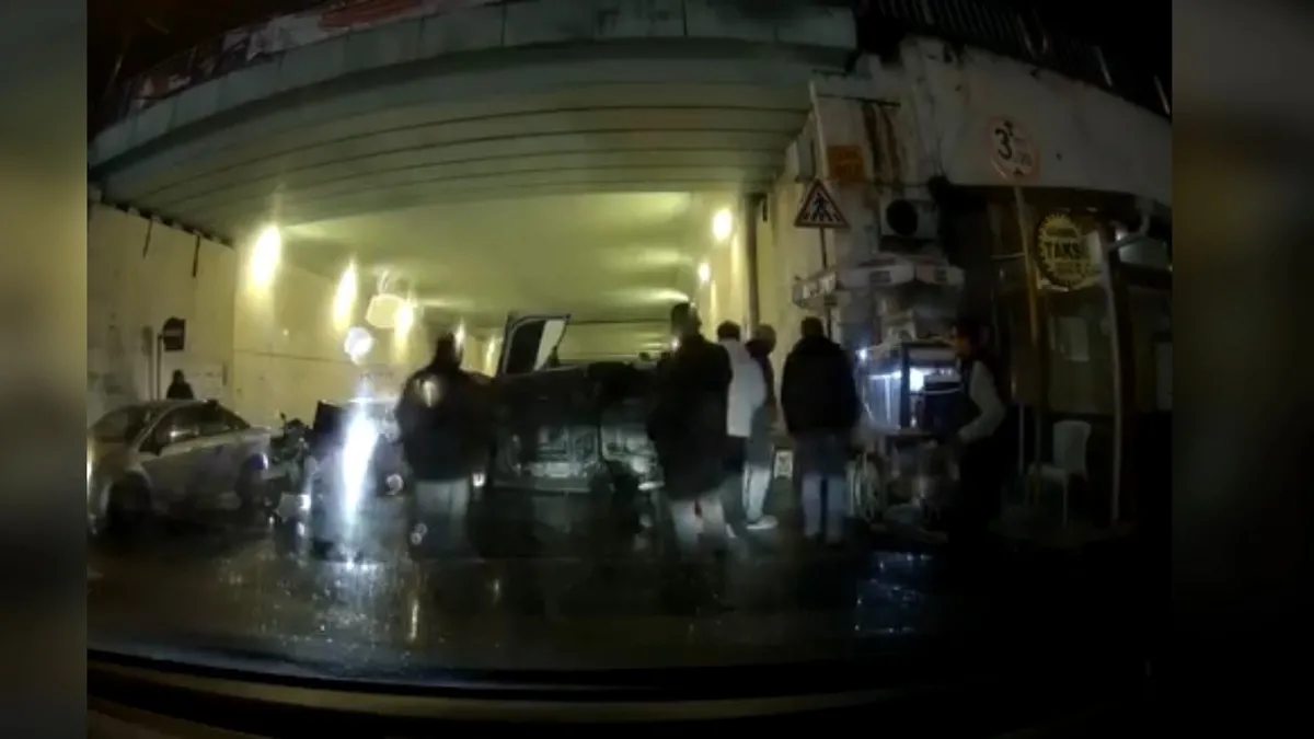 Kağıthane’de otomobil refüje çarptı: Aracın devrildiği anlar kamerada! Kağıthane’de otomobil refüje çarptı: Aracın devrildiği anlar kamerada!