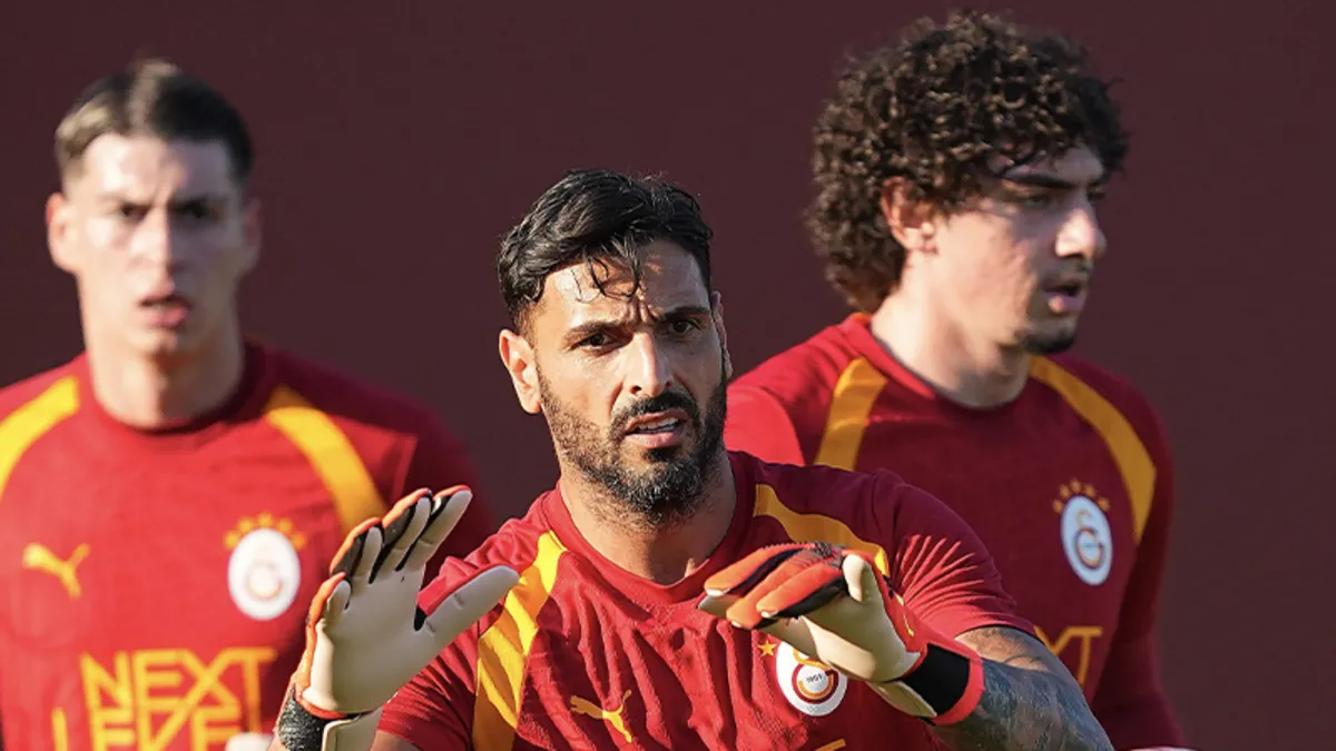Galatasaray futbol takımı antrenman sahasında çalışırken