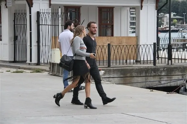 Serenay Sarıkaya siyahlara büründü
