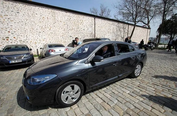 Başbakan Erdoğan elektrikli otomobil kullandı