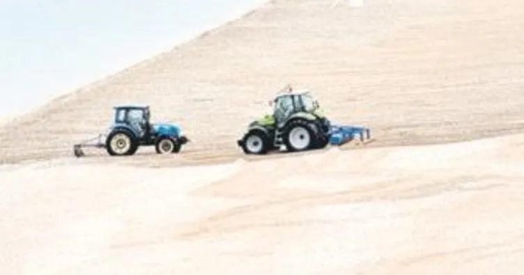 Konyaaltı Sahili’ni traktörler sürüyor