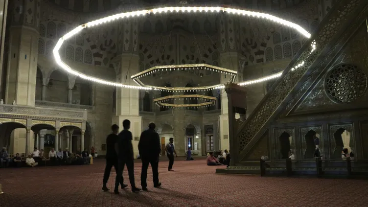 Ramazan ayının ilk teravih namazı kılındı