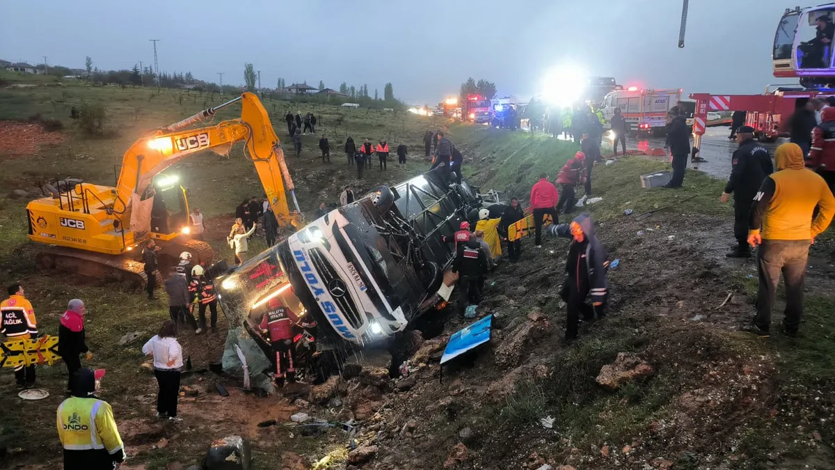 SON DAKİKA I Malatya’da yolcu otobüsü şarampole devrildi! 4 ölü, 15 yaralı… SON DAKİKA I Malatya’da yolcu otobüsü şarampole devrildi! 4 ölü, 15 yaralı…