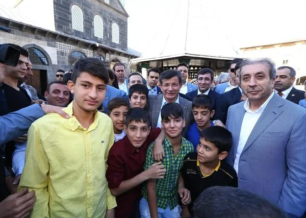 Davutoğlu'nun Yüksekova'da bayramlaşma töreni