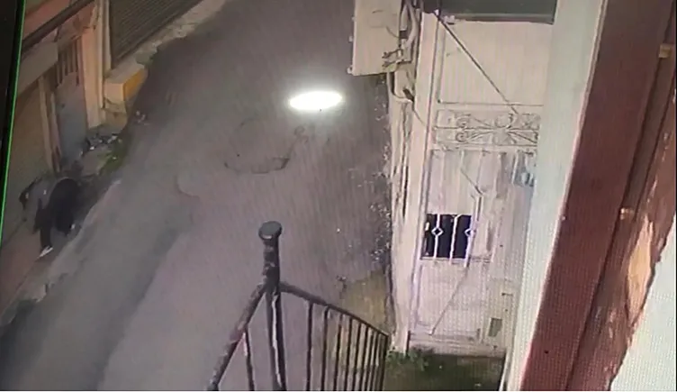 Sevgilisinin boğazına bıçak dayayan adamı sırtından vurdu: O korku dolu anların görüntüleri ortaya çıktı!