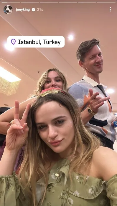 ABD’li oyuncu Joey King’in kardeşi Türkiye’ye gelin geldi! Kına gecesinde Erik Dalı ile coştu