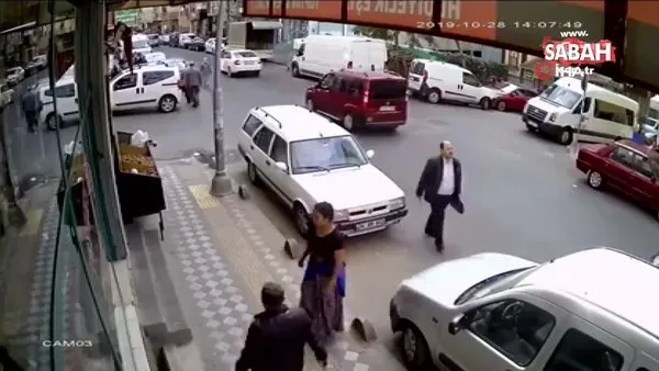 İstanbul Bahçelievler’de sokak ortasında soyunan kadın kamerada!