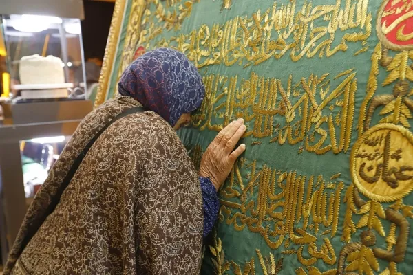 yer-aksaray-islam-dunyasinin-en-kiymetli-emanetleri-ziyaretcilerine-acildi-sergiye-yogun-ilgi-1783758344967.jpeg