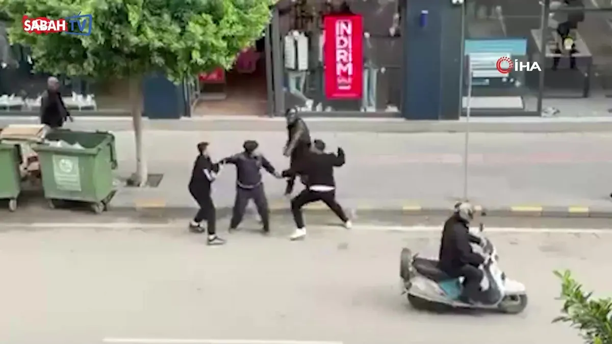 ‘Telefonumun ekranına baktın’ kavgasında sokak boks ringine döndü: O anlar kamerada | Video videosunu izle ‘Telefonumun ekranına baktın’ kavgasında sokak boks ringine döndü: O anlar kamerada | Video videosunu izle