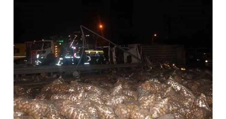 Kartal’da patates yüklü kamyon devrildi: 2 yaralı