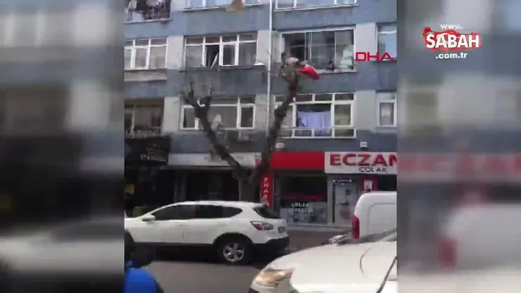 İstanbul'da eline ne geçirdiyse balkondan aşağıya atan şahıs kamerada | Video