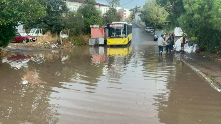 İstanbul’da kuvvetli yağış sonrası yine aynı manzara: Cadde ve altgeçitler göle döndü