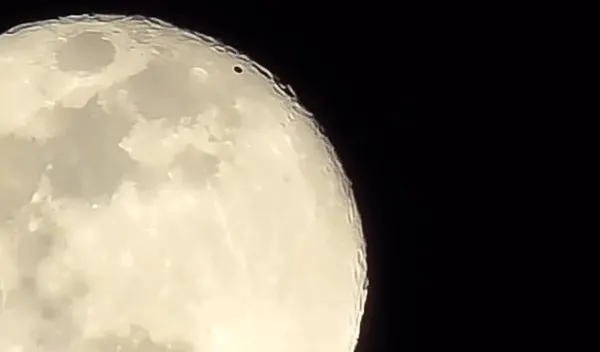 Ay üstündeki siyah disk nedir? UFO olabilir mi?
