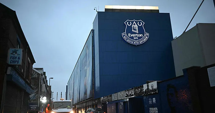 Everton - Liverpool derbisi ertelendi