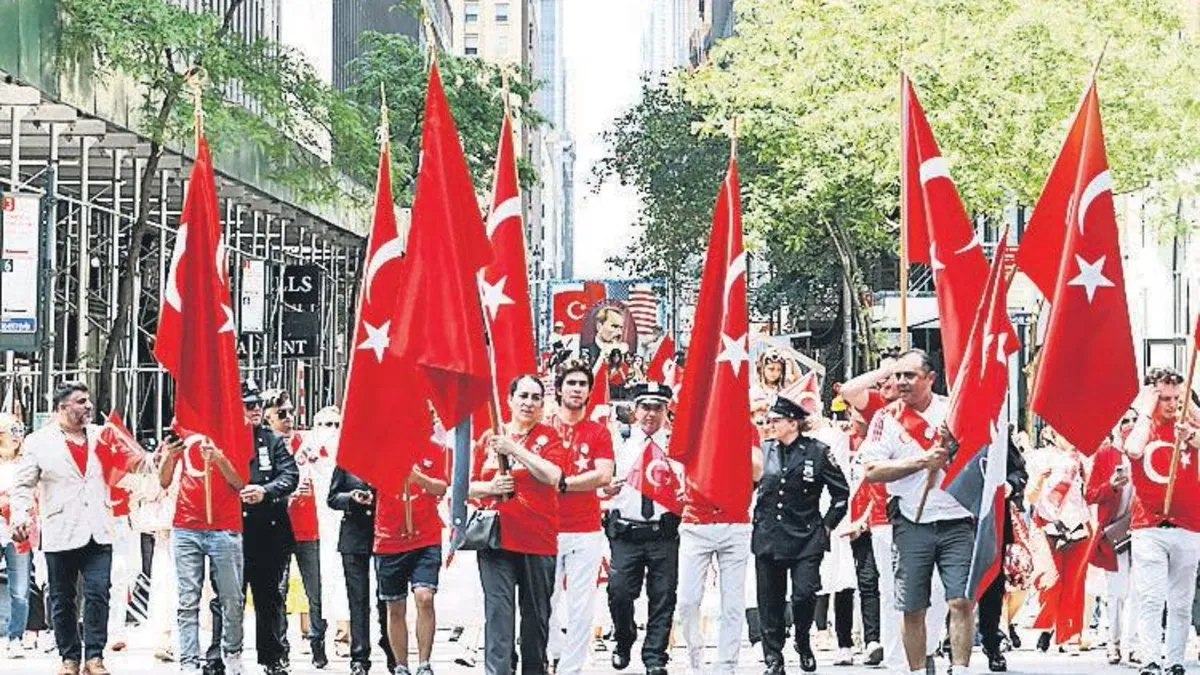 Milli Takım'ın 2026 Dünya Kupası maçlarının yurt dışındaki Türk toplulukları tarafından özel alanlarda coşkuyla izlenmesini gösteren görsel.