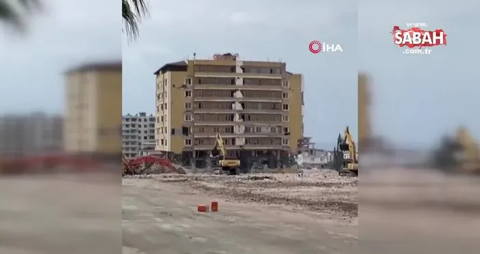 Halatla çekilerek yıkılan 9 katlı bina böyle yerle bir oldu | Video