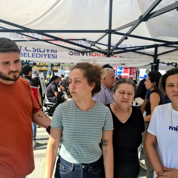 tespit-edilen-gemide-bilgilendirilen-gemi-personellerinin-aileleri-umutlu-olduklarini-soylediler-1788620696339.jpg