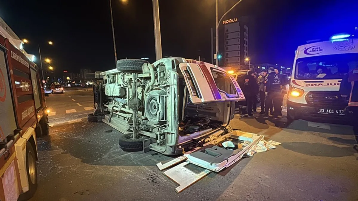 Mersin'de ambulansla cip çarpıştı: 5 yaralı Mersin'de ambulansla cip çarpıştı: 5 yaralı