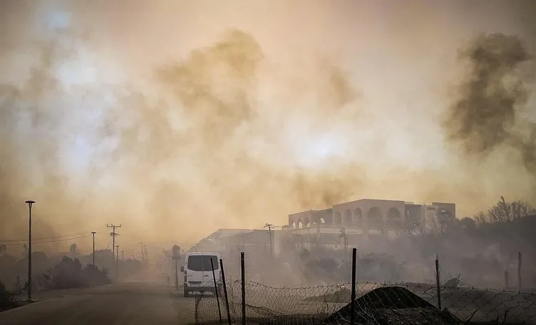 Görüntüler korkunç! Yunanistan günlerdir yanıyor: Binlerce kişi tahliye edildi