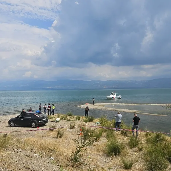 serinlemek-icin-gole-giren-genclerden-2si-kayip-1783157160910.jpg
