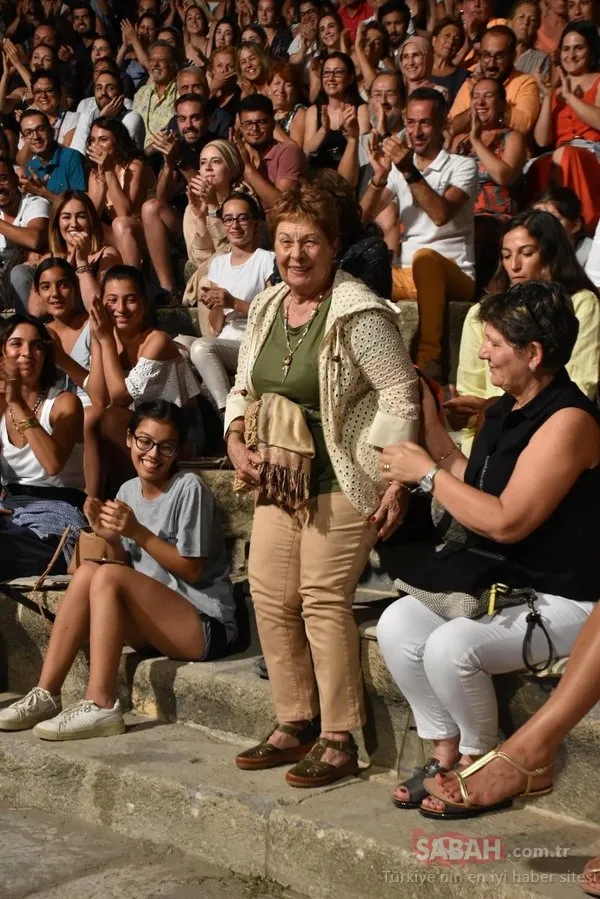 Çağla Şıkel’in annesiyle olan benzerliği pes dedirtti! Çağla Şıkel ‘Senin mutluluğun bizim ışığımızdır annem’