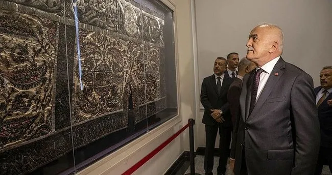 İngiltere’den iadesi sağlanan Kâbe örtüsü müzedeki yerini aldı