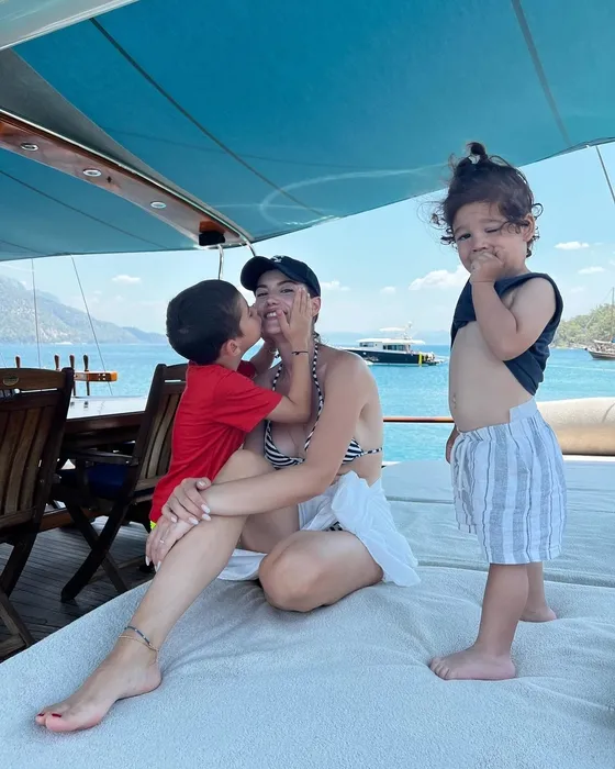 Ardı ardına paylaştığı pozlarına beğeni yağdı! Fahriye Evcen ve Burak Özçivit 2024 yılında neler yapmış neler!