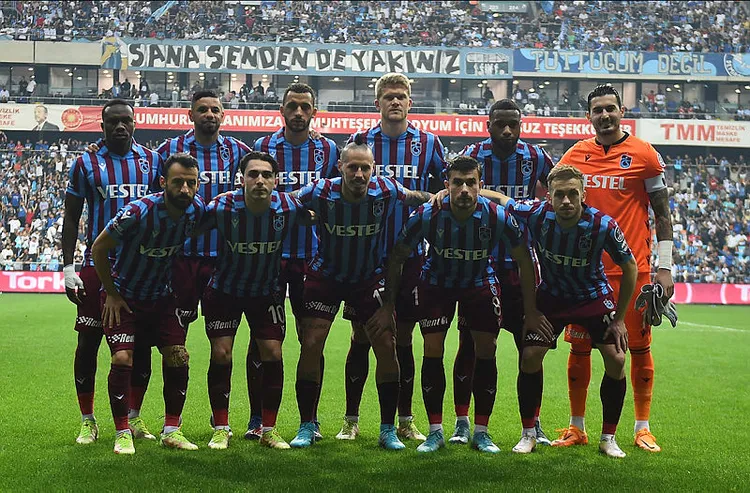 canli-yayinda-duygusal-anlar-melike-celik-ve-serdar-saridag-gozyaslarina-hakim-olamadi-1651141412367.jpg