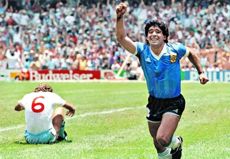 İngilizlerden tepki çeken Maradona manşetleri! Şimdi o tanrının elinde