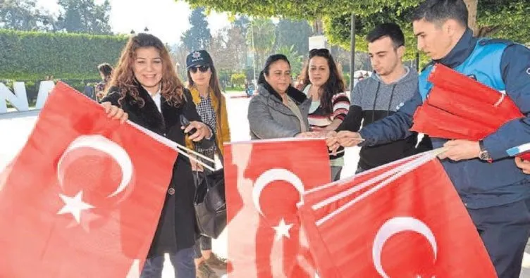 Adana’da bayrak sevgisi çığ gibi
