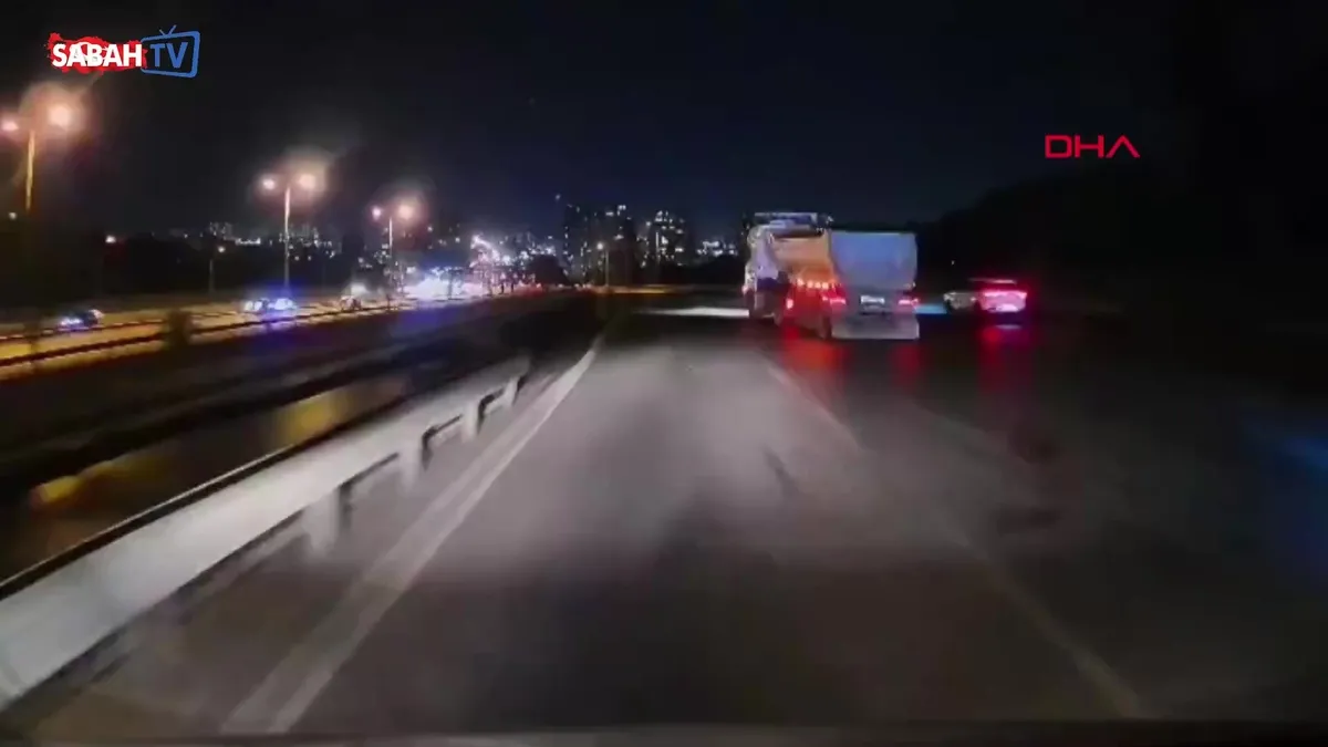 Esenyurt’ta kontrolsüz şerit değiştiren 2 hafriyat kamyonu trafiği tehlikeye attı | Video videosunu izle Esenyurt’ta kontrolsüz şerit değiştiren 2 hafriyat kamyonu trafiği tehlikeye attı | Video videosunu izle