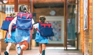 8 yaşındaki kız kendini kedi sanıyor