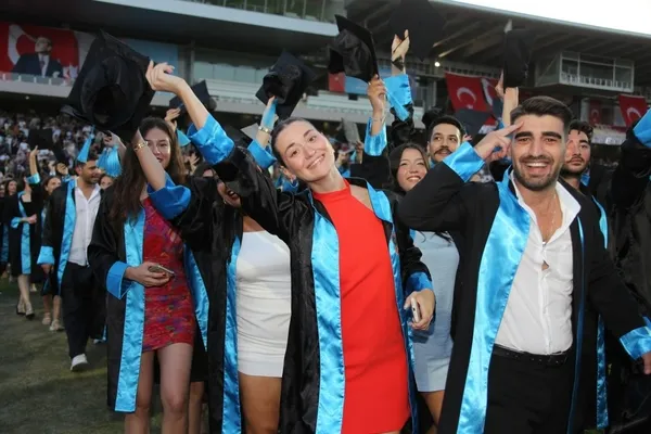 8-bin-ogrenci-kep-atti-akdeniz-universitesinde-mezuniyet-coskusu-1720011003490.jpg