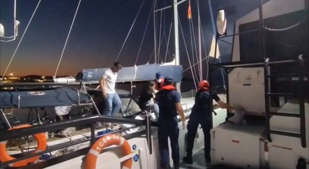 Bodrum açıklarında yakalanan düzensiz göçmenler ve göçmen kaçakçılığı şüphelileri