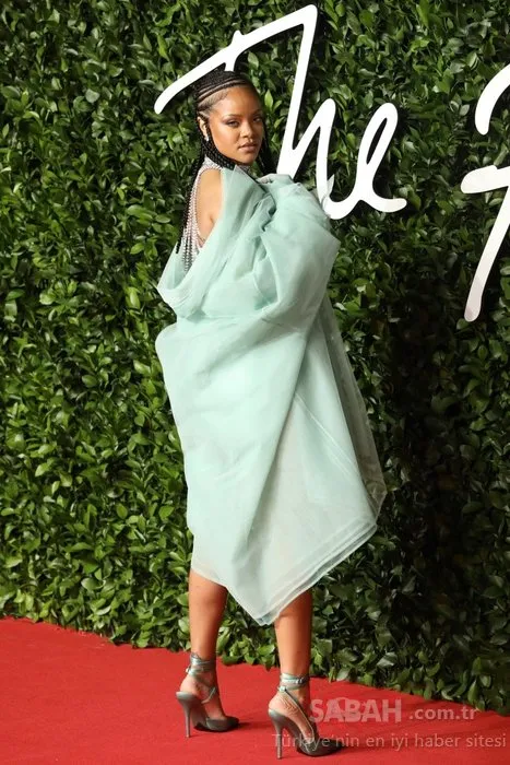 Rihanna 2019 İngiliz Moda Ödülleri’ne damga vurdu! Barbadoslu şarkıcı Rihanna yine büyüledi!