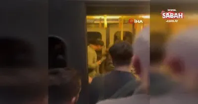 İzmir’de seferler gecikince vatandaş metroyu tekmeledi | Video