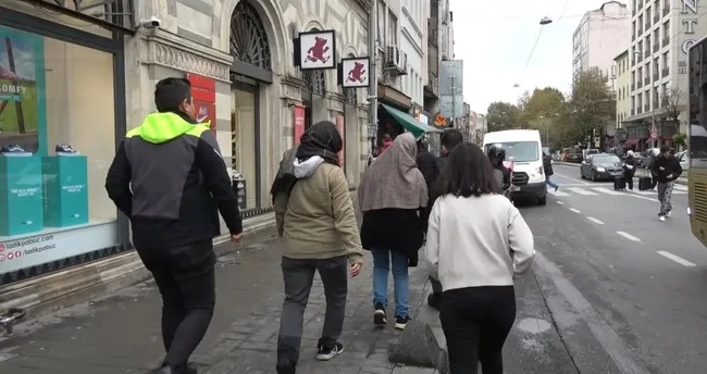 İstanbulkart doldurma bahanesiyle para isteyen 2 kadın yakalandı İstanbulkart doldurma bahanesiyle para isteyen 2 kadın yakalandı