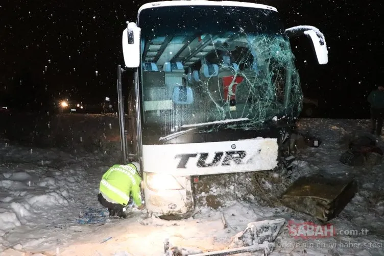 Erzincan’da yolcu otobüsünün iş makinesine çarpması sonucu 17 kişi yaralandı