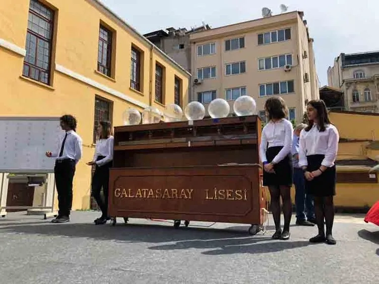 Galatasaray Lisesi’nin bahçesinde gerçekleştirilen kurada adım atacak yer kalmadı