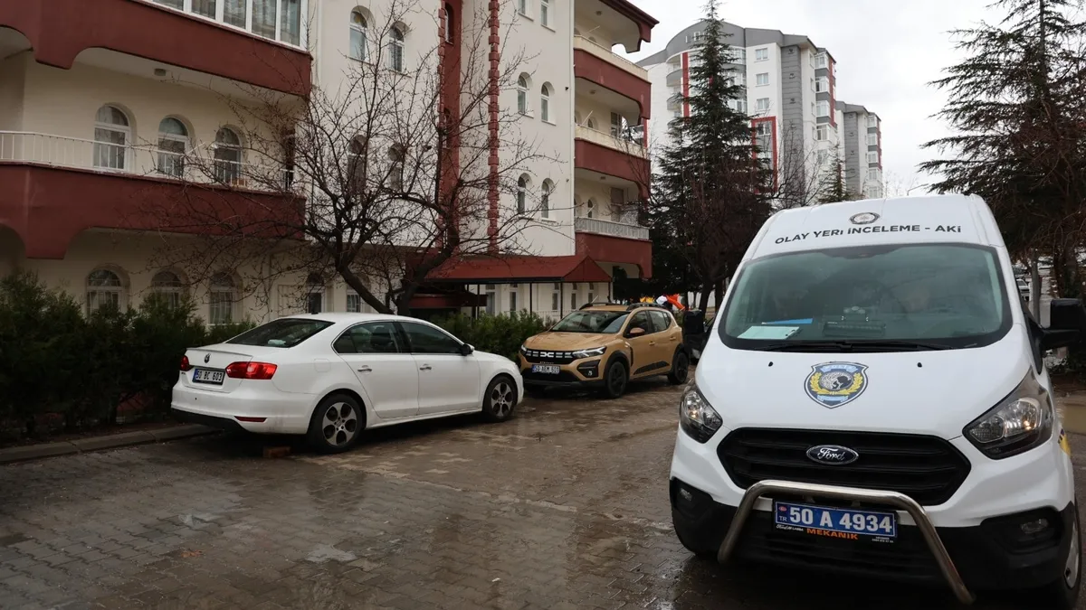 Nevşehir’de eş dehşeti! Boşanma aşamasındaki eşini bıçakladı, kaçarken Niğde’de yakalandı Nevşehir’de eş dehşeti! Boşanma aşamasındaki eşini bıçakladı, kaçarken Niğde’de yakalandı