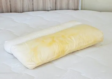 Yastıklardaki sarı lekeleri silgi gibi siliyor! Çamaşır makinesine bile gerek yok…