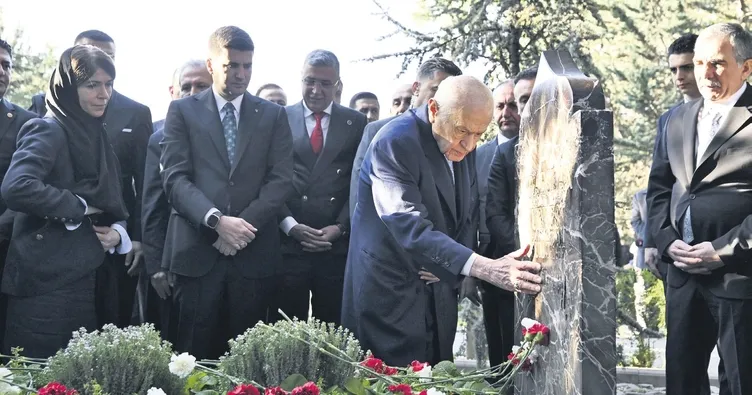 Alparslan Türkeş’in mezarına ziyaret