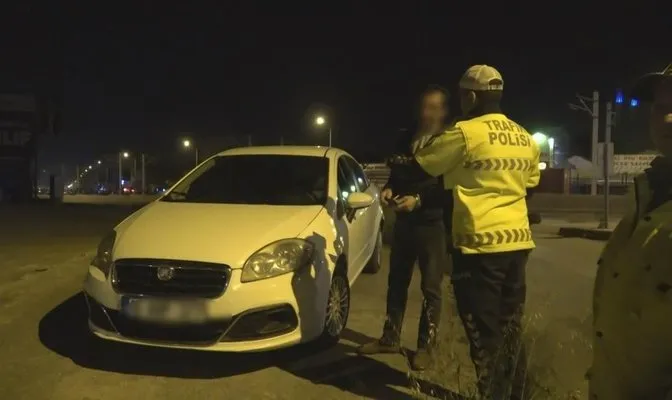 Bursa’da alkollü sürücü polisten kaçarken refüje çıktı