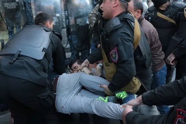 Ermenistan’da protestoculara gözaltı