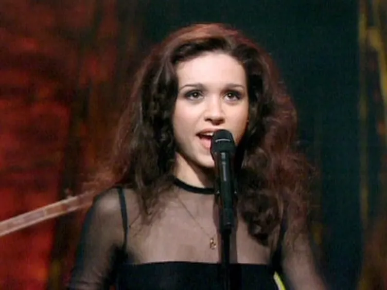 Dinle şarkısıyla Eurovision’da ülkemize üçüncülüğü getirmişti... Şebnem Paker 28 yıl sonra ortaya çıktı!