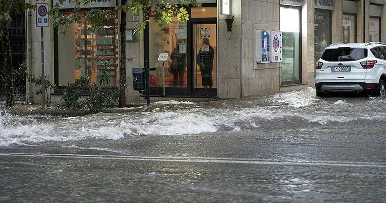 İtalya’nın Katanya kentini sel vurdu! Çok sayıda araç ve iş yeri sular altında kaldı