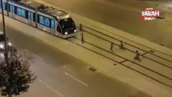 Antalya'da çocukların tramvayla ölüm oyunu kamerada | Video