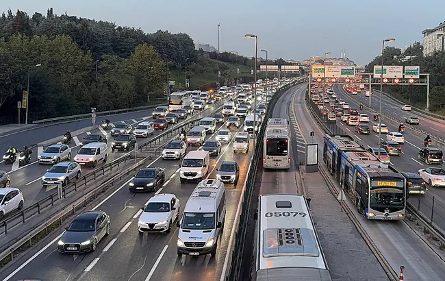 istanbulda-trafik-yine-kilit-yogunluk-yuzde-89a-ulasti-1792683989919.jpeg