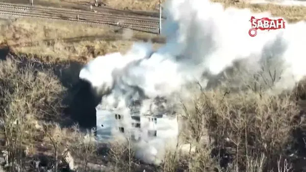 Son Dakika: Ukrayna, Rus askerlerinin saklandığı binayı top atışlarıyla vurdu | Video