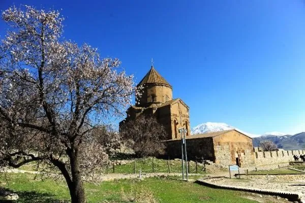 Akdamar Adası'nın doyumsuz bahar manzarası